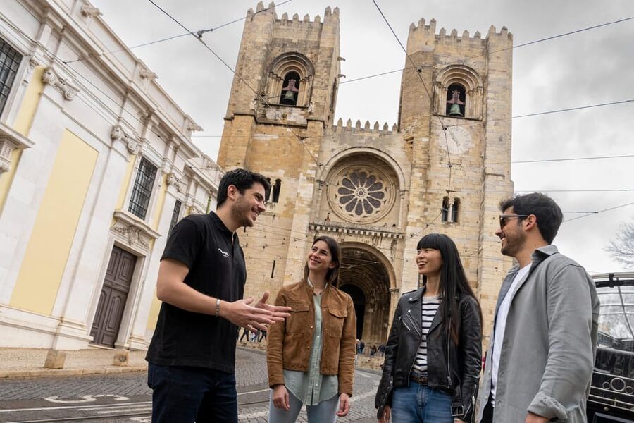 Lisbon: Walking Tour, Belém Neighborhood, Tram and Boat Ride - Getting to Belém by walking: the shift from city center to Age of Discoveries