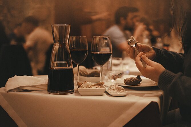 Mesa de Frades Dinner in Lisbon Fado Show Portuguese Live Music - Dinner and Fado Together: How the Evening Flows