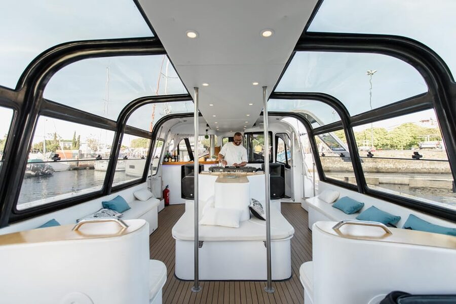 New Year’s Eve Luxury Boat – DJ, Buffet & Open Bar - Premium Open Bar, Unlimited Drinks, and What Your Money Actually Buys