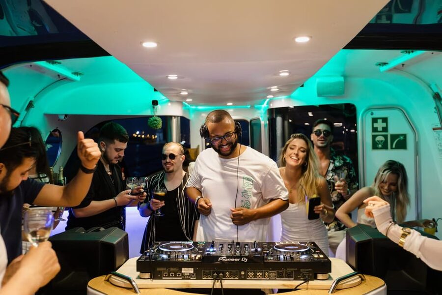 New Year’s Eve Luxury Boat – DJ, Buffet & Open Bar - Group Size and Atmosphere: DJ Party Without the Chaos of a Huge Boat