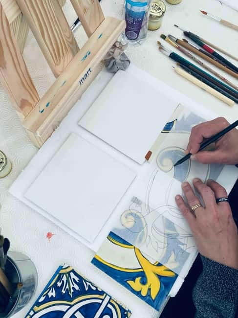 Paint your tile and create your unique piece in an art gallery in Lisbon - Entering the Studio at GALERIA 1758 and Choosing Your Tile Direction