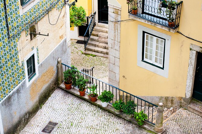 Photography Workshop-Tour in Alfama - Lisbon - What you actually learn: composition and camera help that clicks fast