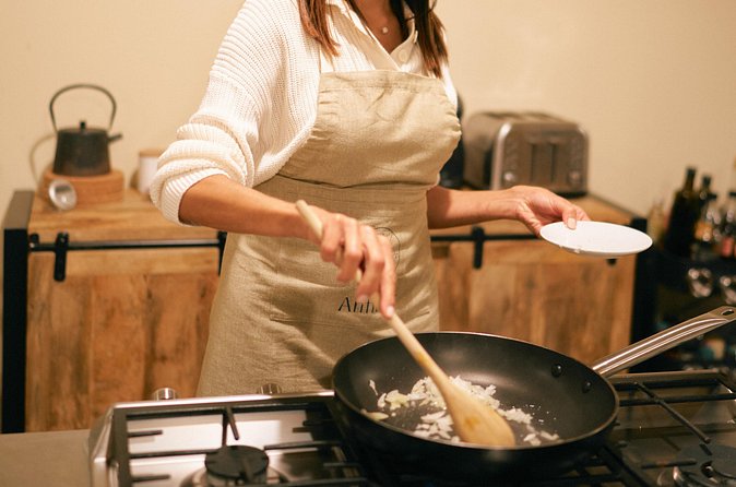 Portuguese Vegetarian Cooking Workshop in Lisbon - Cooking tofu à Lagareiro, the Portuguese classic in a new outfit