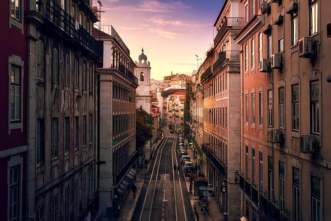 Private 4-hour city tour of Lisbon with driver & official guide w/ Hotel pick up - A private Lisbon city tour that actually fits your schedule