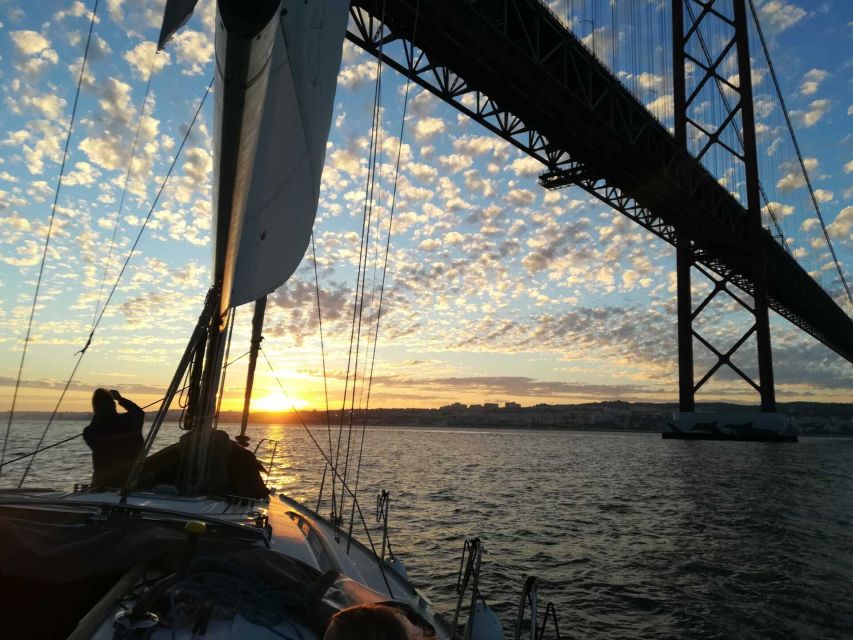 Private Romantic cruise with sparkling wine- 2-Hour- Lisbon - Small details that change your comfort level