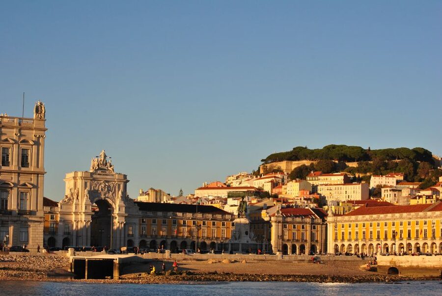 Private Romantic cruise with sparkling wine- 2-Hour- Lisbon - Wine onboard and romance support, from calm to proposal-ready