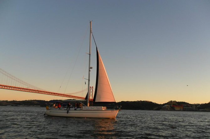 Private Sailing Cruise in Lisbon with Drinks - Getting to the dock: Blue Skipper Snacks & Drinks, Gate 3