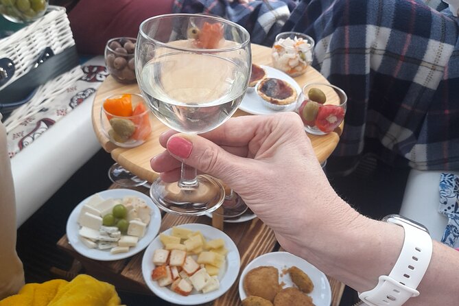 Private tapas tuk tuk tour through Lisbon - Private tuk tuk with tapas: the value is in what you do not have to plan
