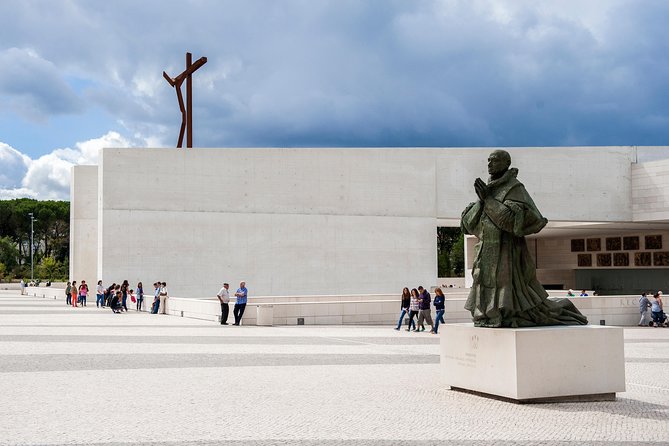 Private Tour Fátima, Nazaré, and Óbidos Day Trip from Lisbon - Private Lisbon Logistics: Getting to Fátima, Nazaré, and Óbidos Without Hassle