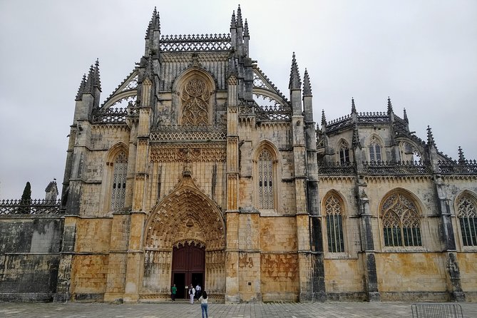 Private tour for 1 to 8 people: Fátima, Batalha, Nazaré and Óbidos - Óbidos Village: Walled Streets, White Houses, and the Yellow-and-Blue Details