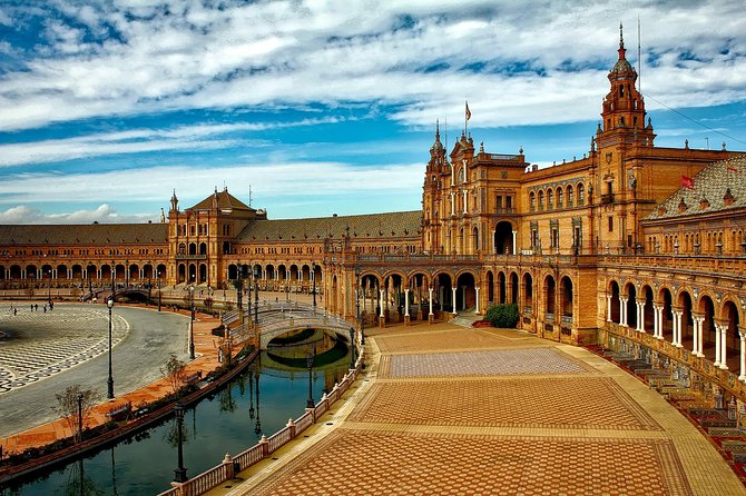Private Transfer from Lisbon to Seville with 2 hours for sightseeing - Choosing your 2-hour sightseeing stop: Évora, Mérida, and winery options