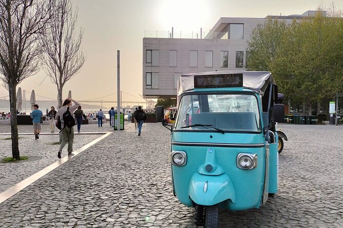 Private Tuk Tuk Tour 1h30 to Lisbon - Meeting Point And Timing: How the Lisbon Loop Fits in 1h30