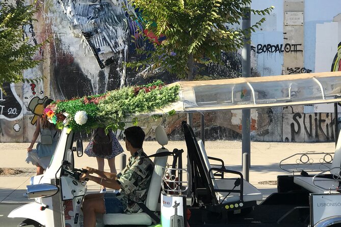 Private tuk tuk tour in old city Lisbon (Standard-1h30) - Sé de Lisboa: the cathedral rose window on the move