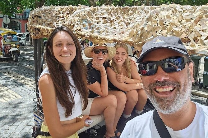 Private tuk tuk tour in old city Lisbon (Standard-1h30) - Miradouro das Portas do Sol: a free 15-minute viewpoint reset