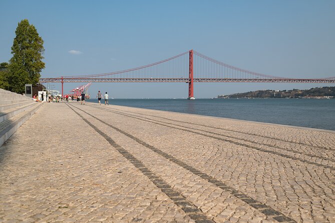 Private Walking Food Tour in Lisbon - Belém - Jardins de Belém and Praça do Império: greenery between monuments