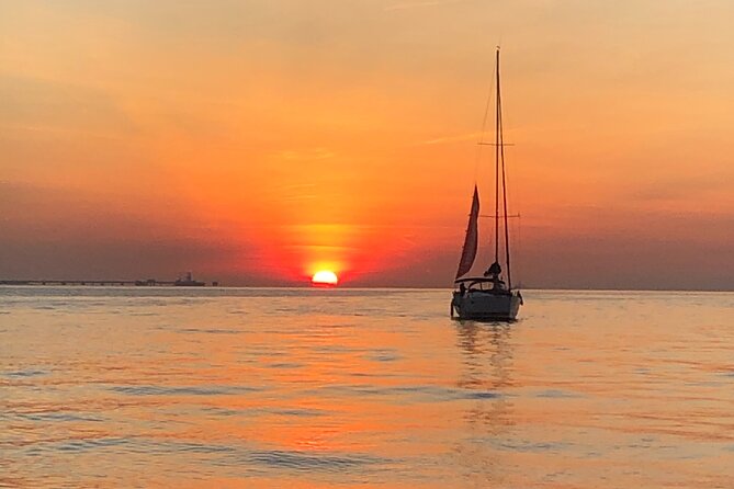 Sailing tour to the sunset in Lisbon - The Bridge Moment: 25 de Abril, Praça do Comércio, and Lisbon Cathedral from the Tagus