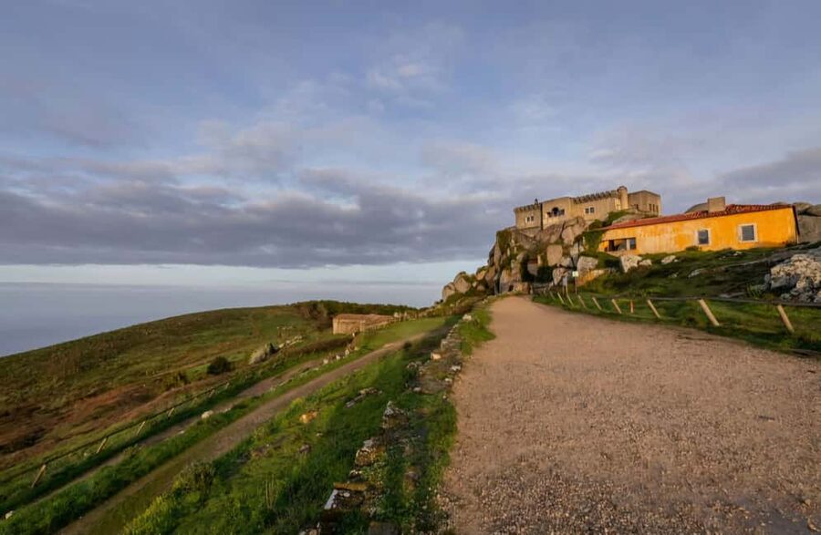 Sintra Small Group: Pena Palace, Moorish Castle & Cascais - Sintra break time: photos plus a useful 1-hour reset