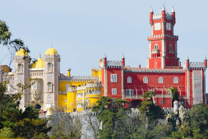 Sintra Tour: Luxury Van, Lisbon Pick-up & Drop-off - Included breakfast travesseiro and bottled water, plus what’s extra