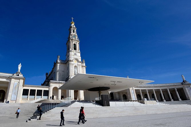 Small Group Tour to Fátima, Batalha, Nazaré and Óbidos from Lisbon - Nazaré’s Sea Views and Surf Mecca Energy, With Real Time to Wander