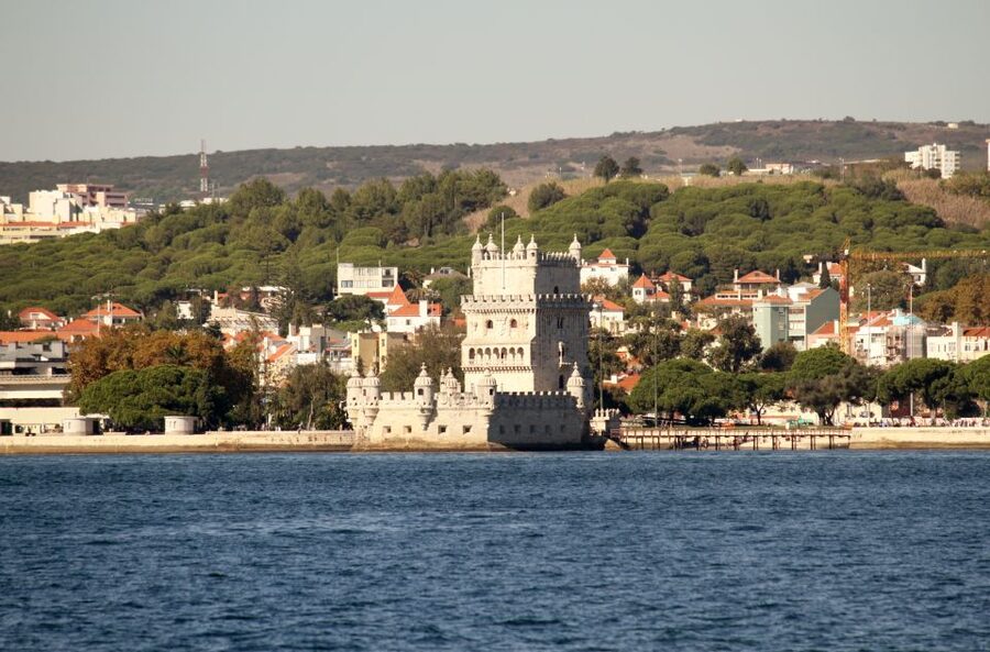 South Lisbon: 3-Hour Christ the King Electric Bike Tour - Almada Streets, Praça Martim Moniz, and Multicultural Lisbon Energy