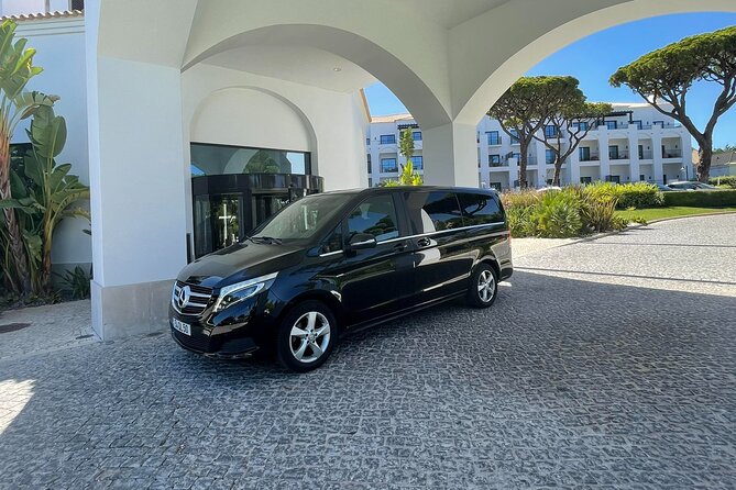 Transfer from Lisbon Airport to Lisbon city - From Bag Claim to the Meeting Point in One Smooth Step
