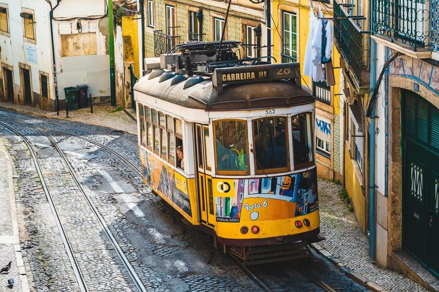Walking Tour Small Group Lisbon + S. Jorge Castle Tickets - Commerce Square: a quick guided stop with big-scale context